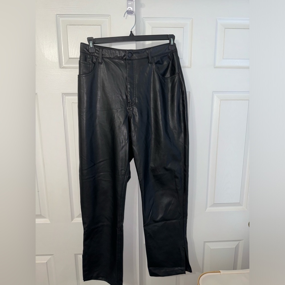 Abercrombie & Fitch Curve Love 90s Straight Ultra High Rise Vegan Leather S: 14
